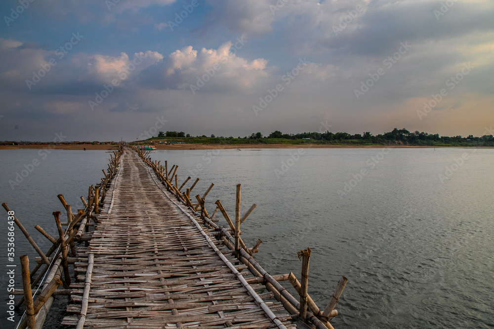 Obraz premium old traditional bamboo wooden bridge across Mekong river (from Koh Paen island to Kampong Cham), Cambodia