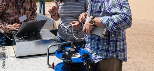 Científicos preparando dispositivos para medir gas Radon photo