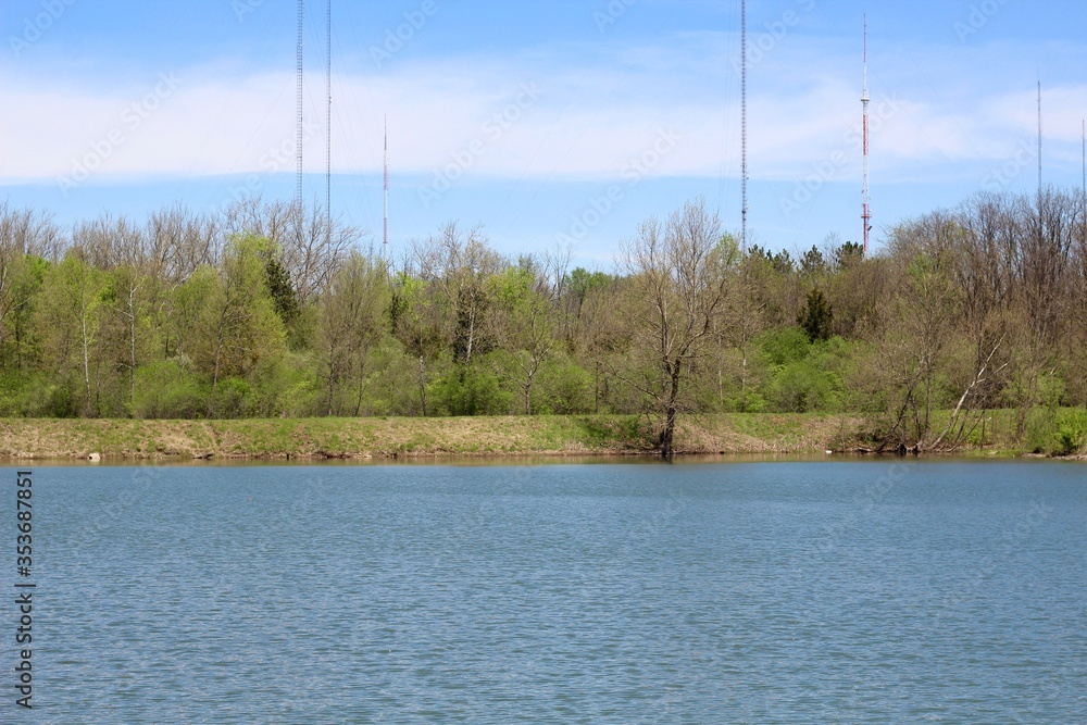 Obraz premium A calm peaceful scene at the lake in the countryside.