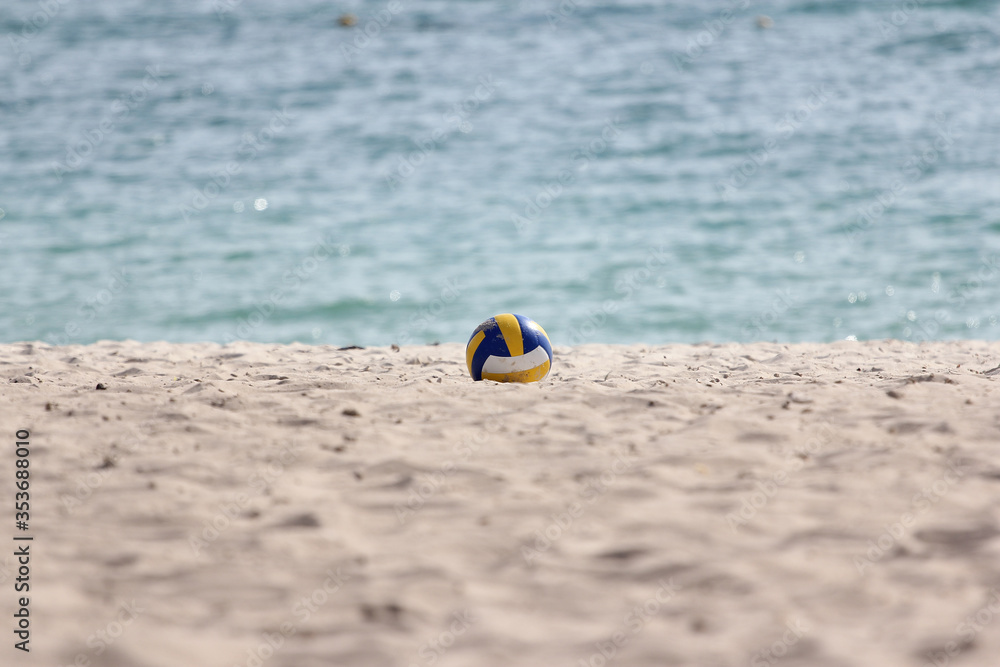 Obraz premium The volleyball on sand beach have sea background at thailand