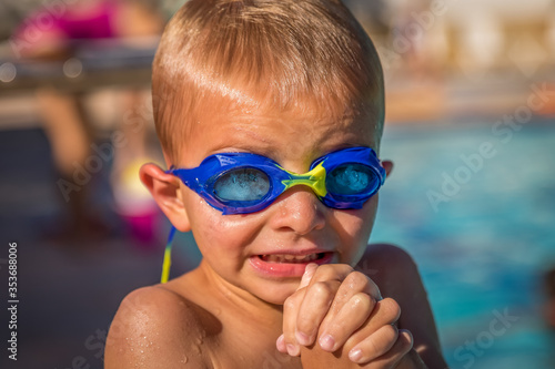 Fotografia Little Boy At Pool With Goggles On