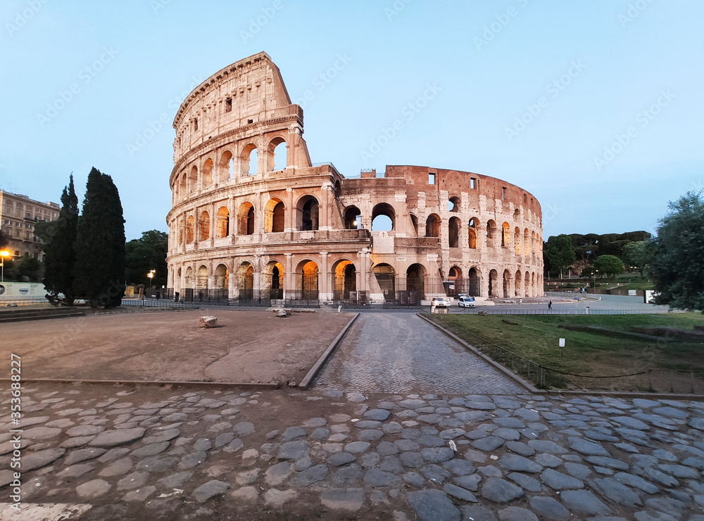 Fototapeta premium Koloseum w Rzymie bez ludzi o zachodzie słońca