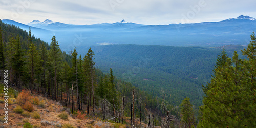 Mountain autumn panoramic view from Green Ridge in central Oregon. © thecolorpixels