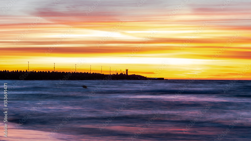 Naklejka premium sunset over the sea