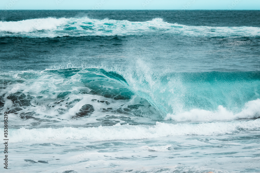 azurblaue Wellen auf den Azoren