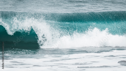 azurblaue Wellen auf den Azoren
