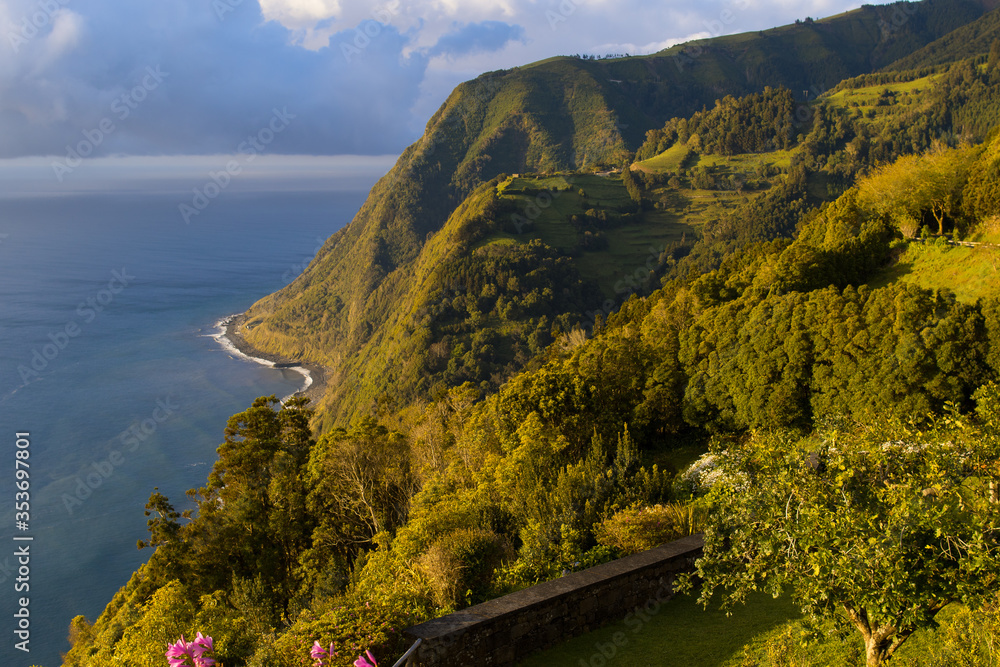Farol del Arnel auf den Azoren, Sao Miguel bei Sonnenaufgang in perfektem Licht