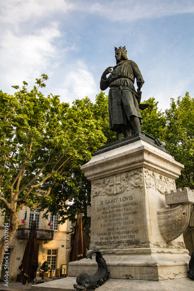 Statue de Saint Louis (Louis IX) sur la Place Saint Louis d'Aigues-Mortes (Occitanie, France)