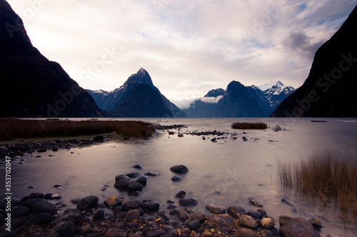 Milford Sound und Lake Manapouri in Neuseeland zum Morgengrauen mit dramatischem Wolkenspiel 