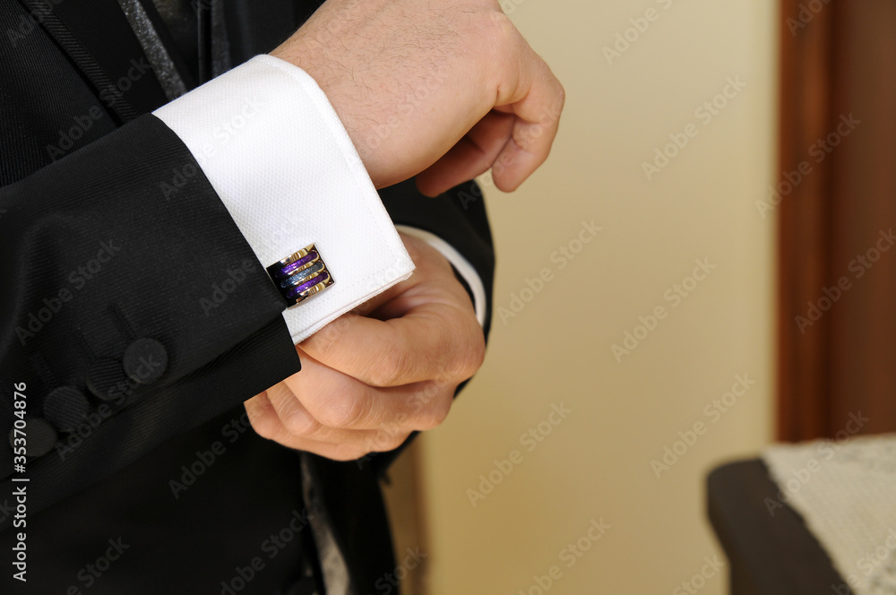 Fototapeta premium Elegante gemelo colocado en la manga de la camisa de un hombre.