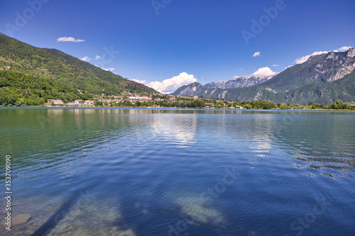 Lago di levico terme e città con Panarotta Pizzo e Valsugana