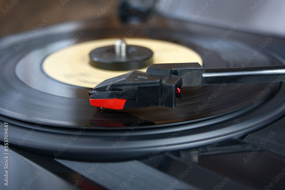 Gramofon odtwarzający muzykę z płyty winylowej Gramofon odtwarzający muzykę z płyty winylowej