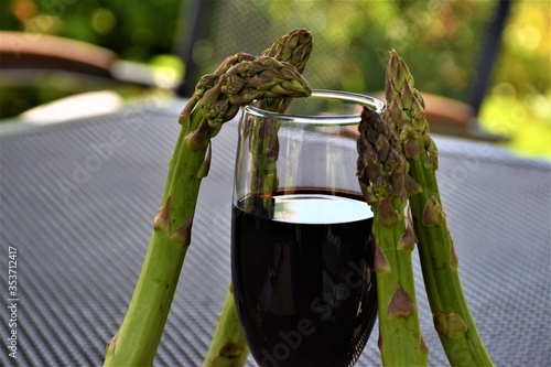 Kieliszek wina z szparagami