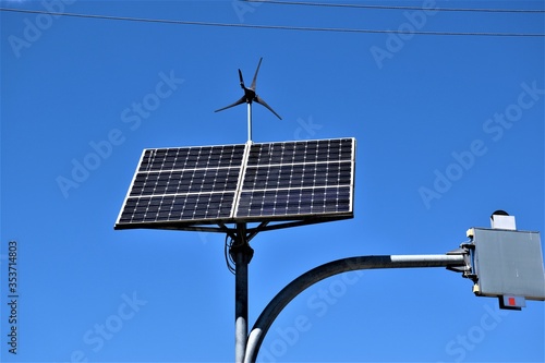 Bateria słoneczna na ulicy 