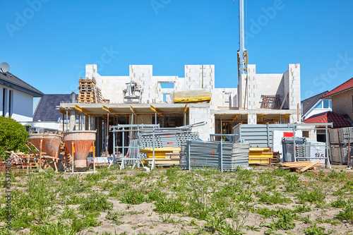 Baustelle eines Einfamilienhauses auf der der Rohbau errichtet wird. photo