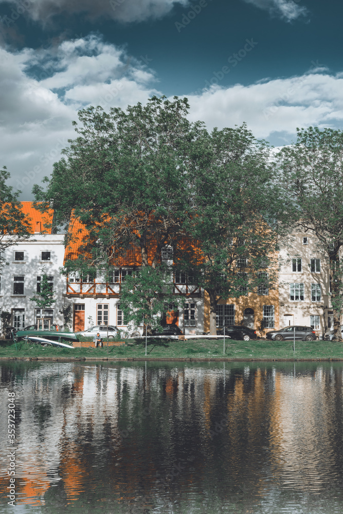 Obraz premium Waterfront z kolorowymi dachami w Lübeck 