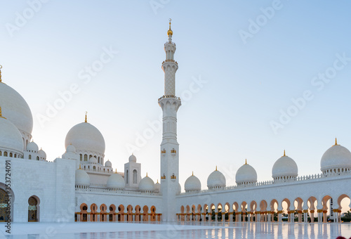 Abu Dhabi Sheik Zayed Grand Mosque | Islamic architecture | Located in the capital city of the United Arab Emirates | Tourist attraction | Ramadan, Eid