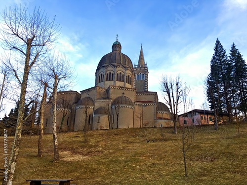 vista esterna della chiesa cattolica di San Mamante situata a Lizzano in Belvedere in provincia di Bologna in Emilia Romagna, Italia. photo