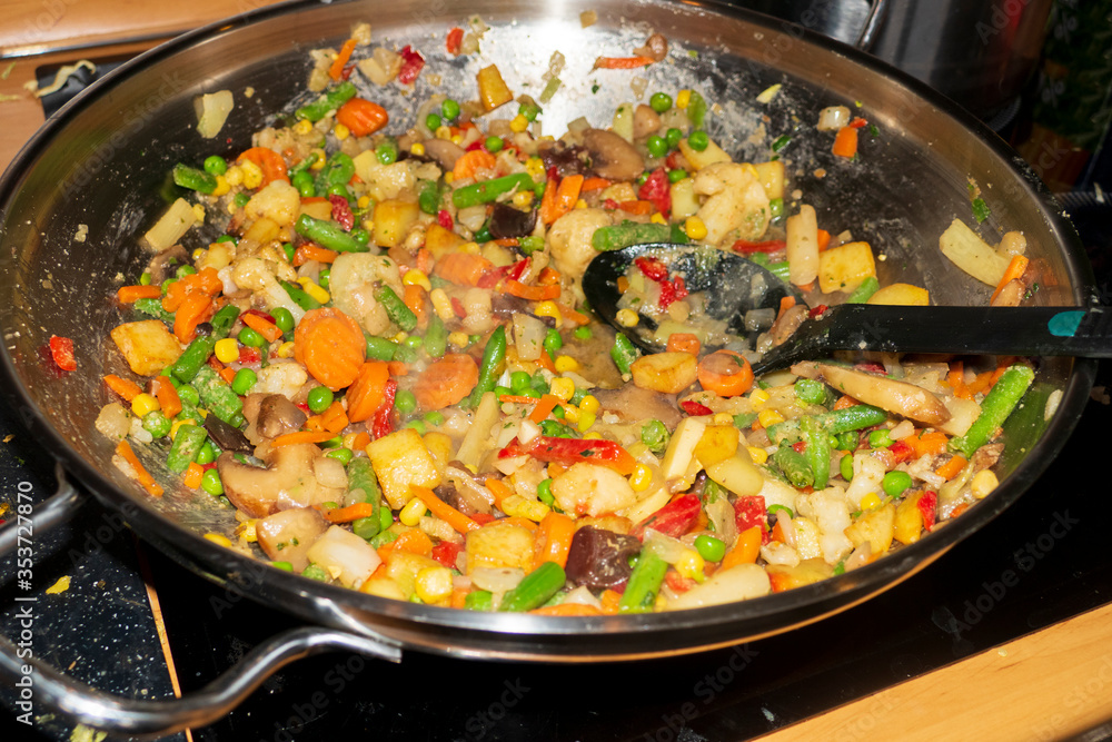 Gemüse in einer Pfanne oder Wok angedünstet Gemüse in einer Pfanne oder Wok angedünstet