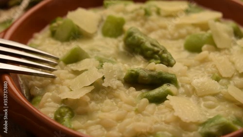 Risotto agli asparagi verdi e scaglie di formaggio grana  ft0205_0641 Risotto with green asparagus and parmesan cheese flakes