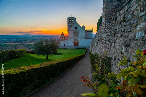 La Basilica di San Francesco in Assisi  Umbria  Italia  al tramonto  con cielo blu e colori sgargianti