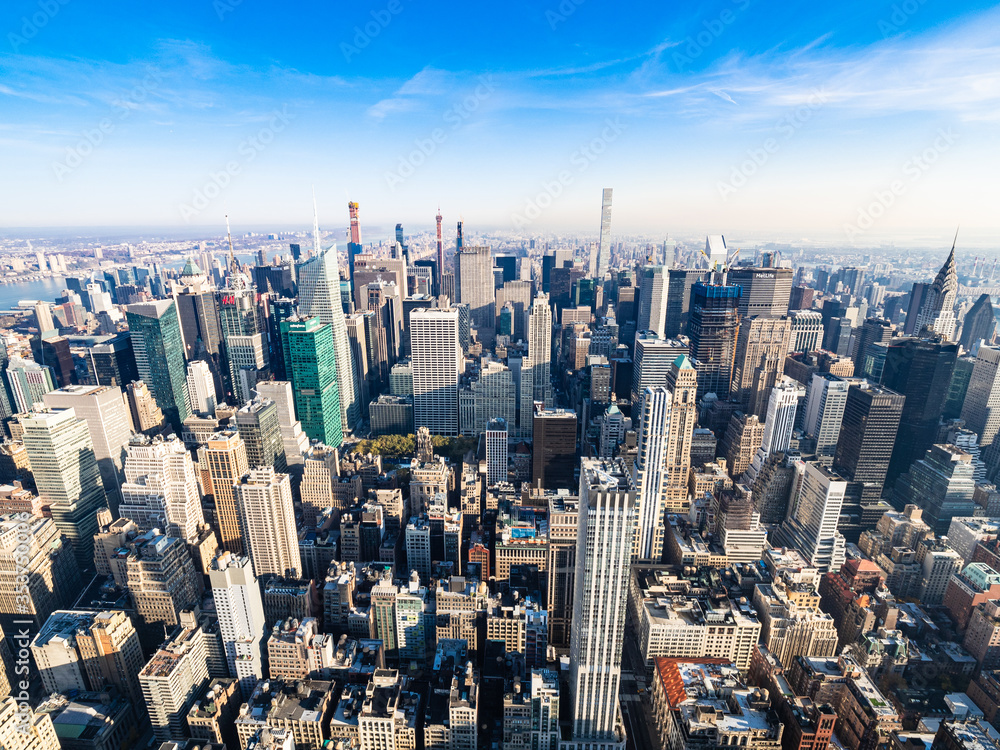 ニューヨーク　朝日に照らされるマンハッタンの高層ビル群