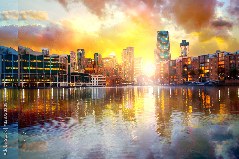 Obraz premium Beautiful sunset at Canary Wharf, financial and residential modern district of London. Skyscrapers and light reflection in dock's water. UK