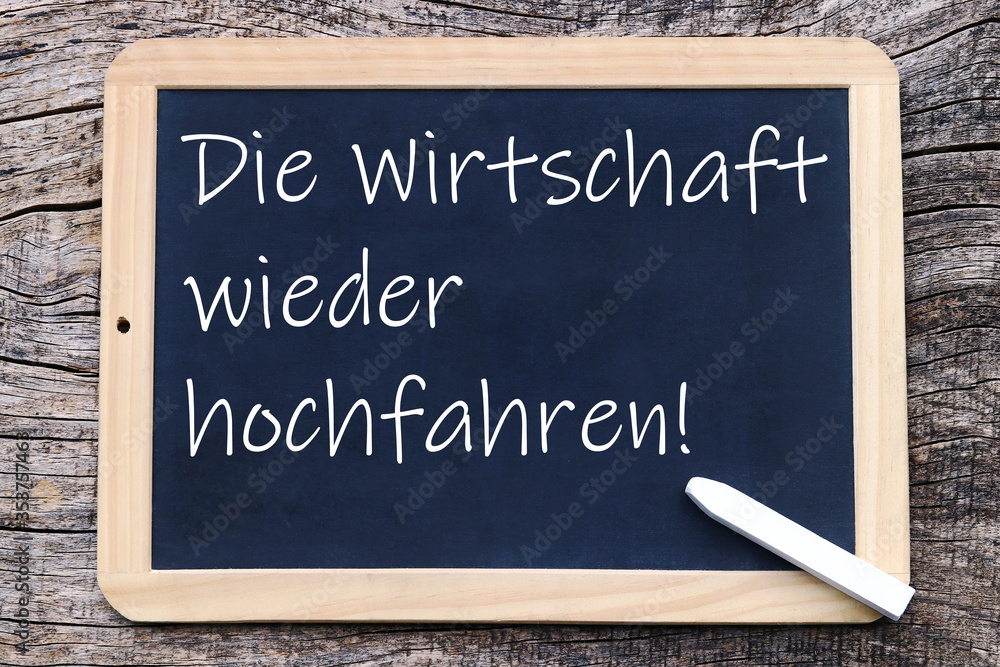 Fototapeta premium Schreibtafel mit der Schrift: Die Wirtschaft wieder hochfahren!