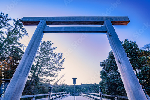 三重県伊勢神宮　朝日と鳥居