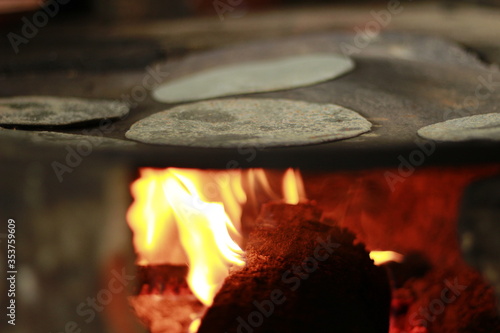 Tortillas mexicanas en el comal (Fire Mexican Food)