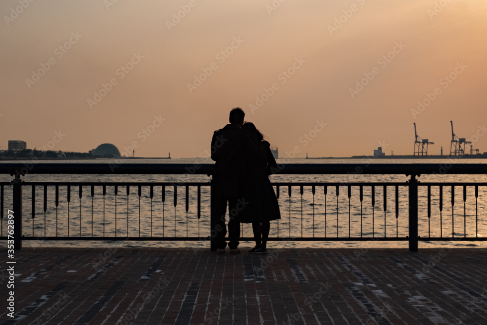 Fototapeta premium Silhouette at Diamond point of Osaka Bay Area