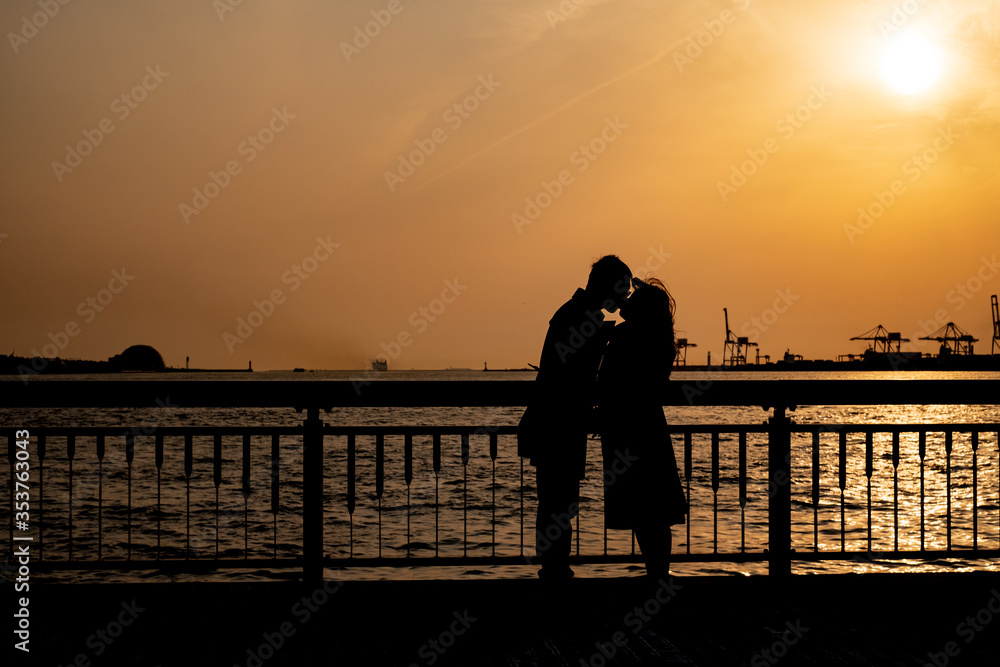 Fototapeta premium Silhouette at Diamond point of Osaka Bay Area