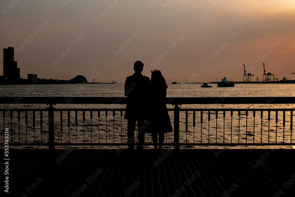 Fototapeta premium Silhouette at Diamond point of Osaka Bay Area