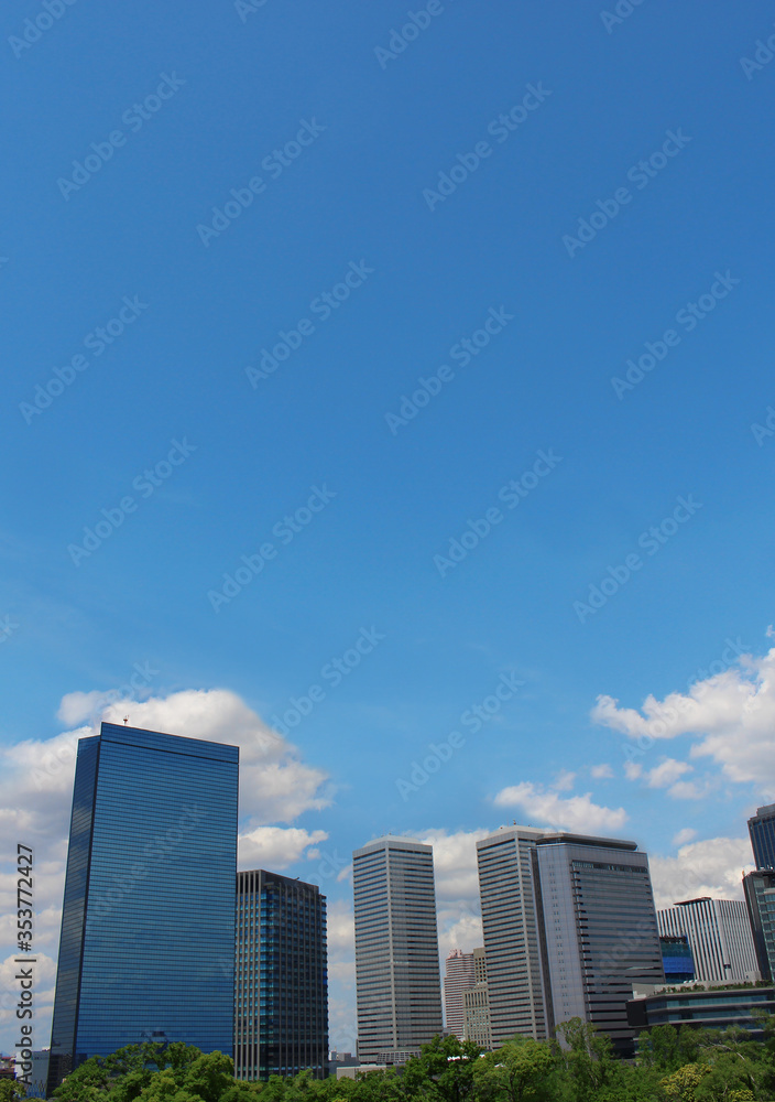 大阪のオフィスビルと大空（縦）