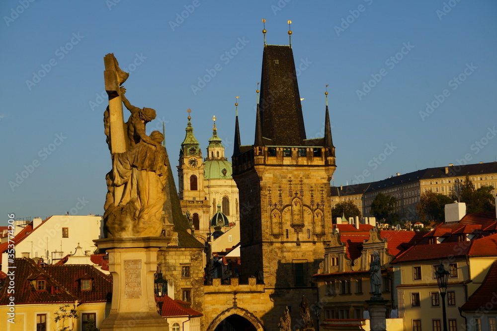 Obraz Brama Prochowa lub Brama Prochowa to gotycka wieża w Pradze w Czechach. Jest to jedna z oryginalnych bram miejskich. Oddziela Stare Miasto od Nowego Miasta.