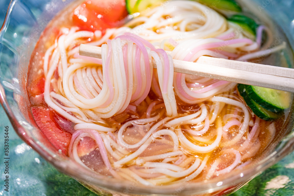トマトときゅうりの入った夏野菜の冷やしそうめん パステルカラーの3色素麺 Stock Photo Adobe Stock トマトときゅうりの入った夏野菜の冷やしそうめん パステルカラーの3色素麺 Stock Photo Adobe Stock