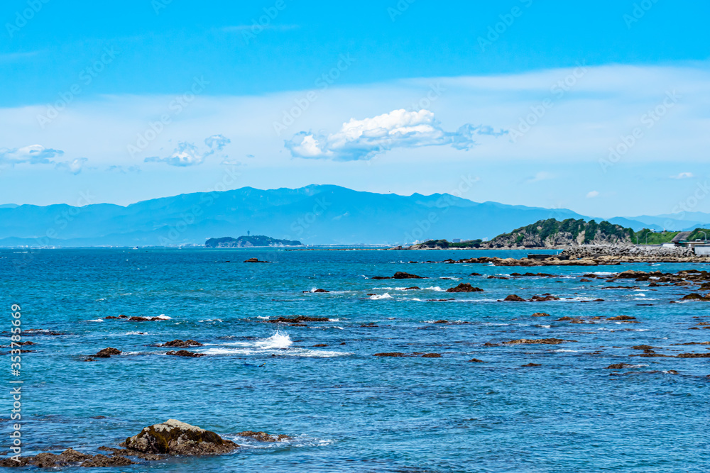 夏の海/横須賀,秋谷/立石海岸から臨む江ノ島の景色
