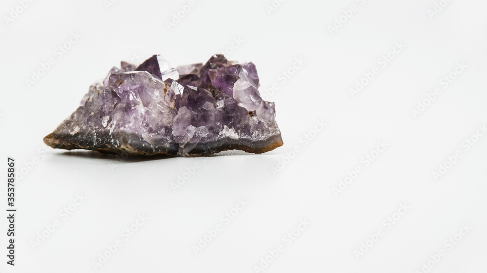 Fototapeta premium Purple crystal with a white background