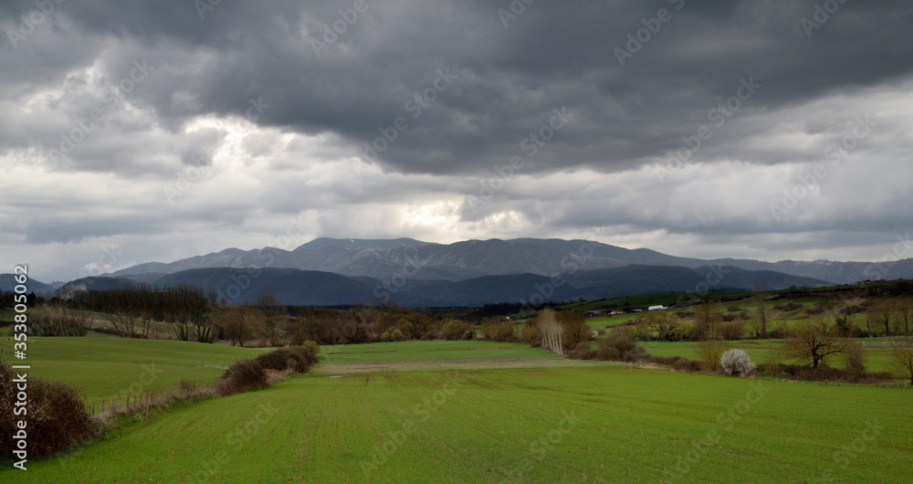 Fototapeta premium Paesaggio verso i monti
