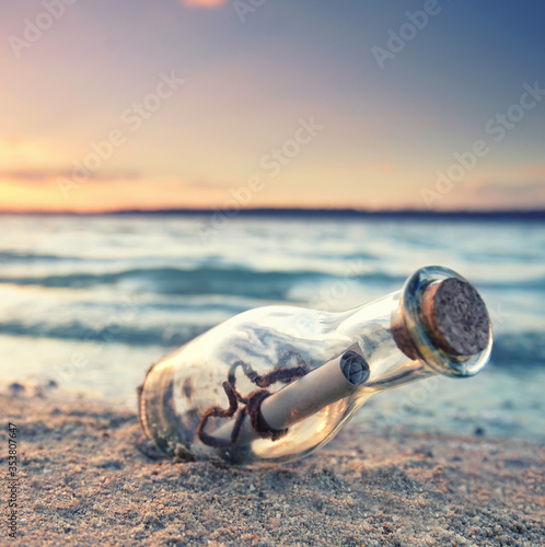 Flaschenpost im herbst am Strand