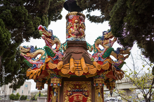 Obraz na płótnie Detail images of colorful Taoist temple with dragons and gods to protect farmers and farms in rural part of Hsinchu w salonie