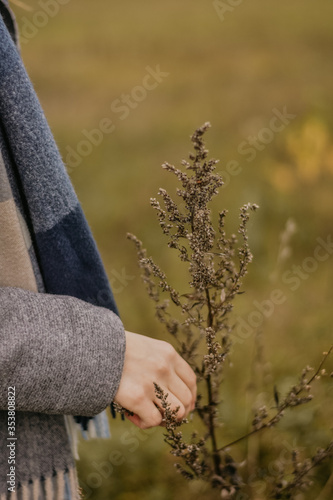 Wallpaper Mural woman holding a bunch of flowers Torontodigital.ca