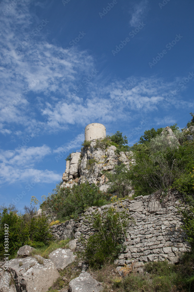 Une vieille tour au sommet d'un promontoire calcaire à Balazuc (Ardèche)