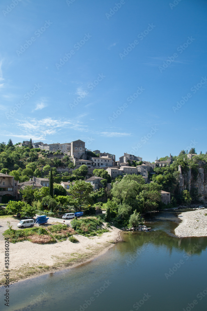 La rivière Ardèche coulant au pied du village de Balazuc