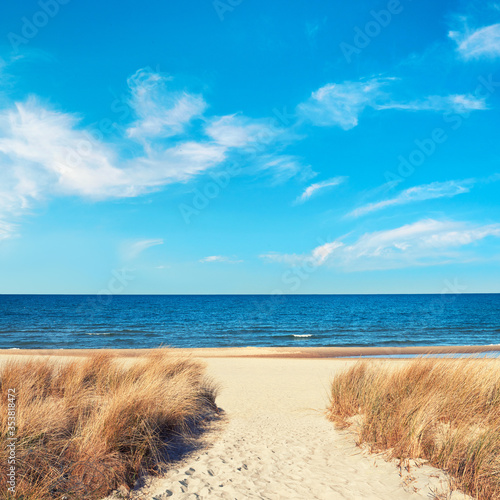 Fotografia Entrance to the sandy beach through protective dunes in Rugen island, Northern Germany, in Autumn season