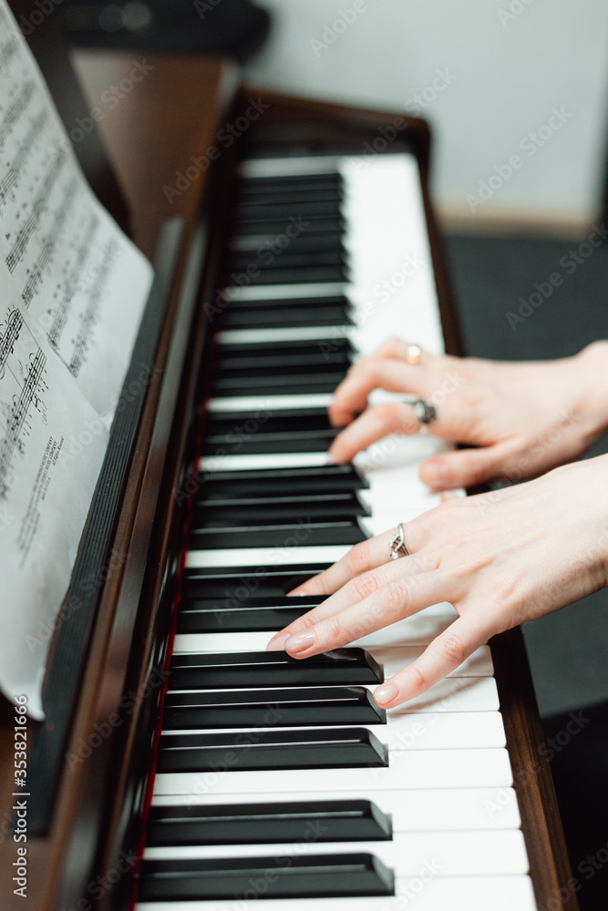 Obraz premium hands playing the piano