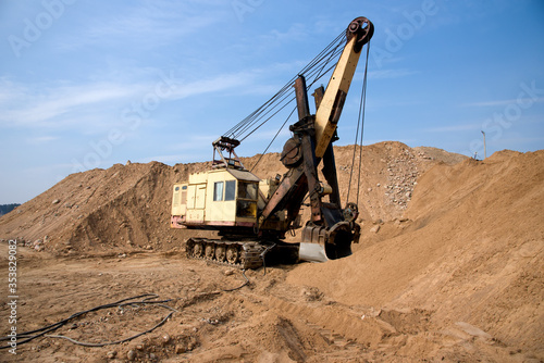 Tableau sur toile Huge mining excavator in the sand open-pit