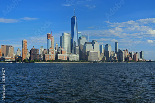 Drapacze chmur w Nowym Jorku. Piękny błękitny budynek to nowe WTC