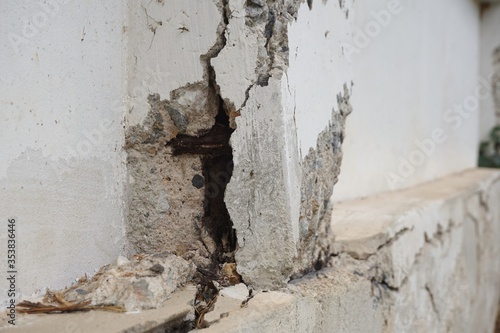 Valokuva The reinforced concrete beam is damaged and cannot be used safely
