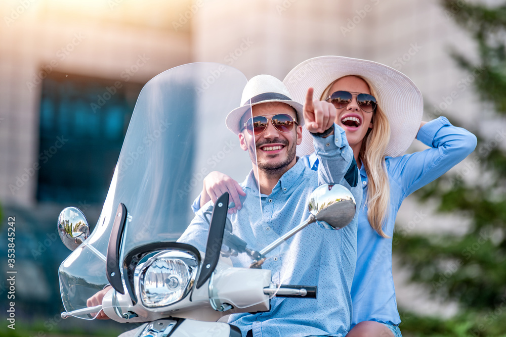 Naklejka premium Happy couple on scooter